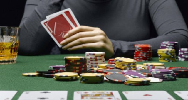 6 Tips to Play Like a Professional Poker Player in One Year